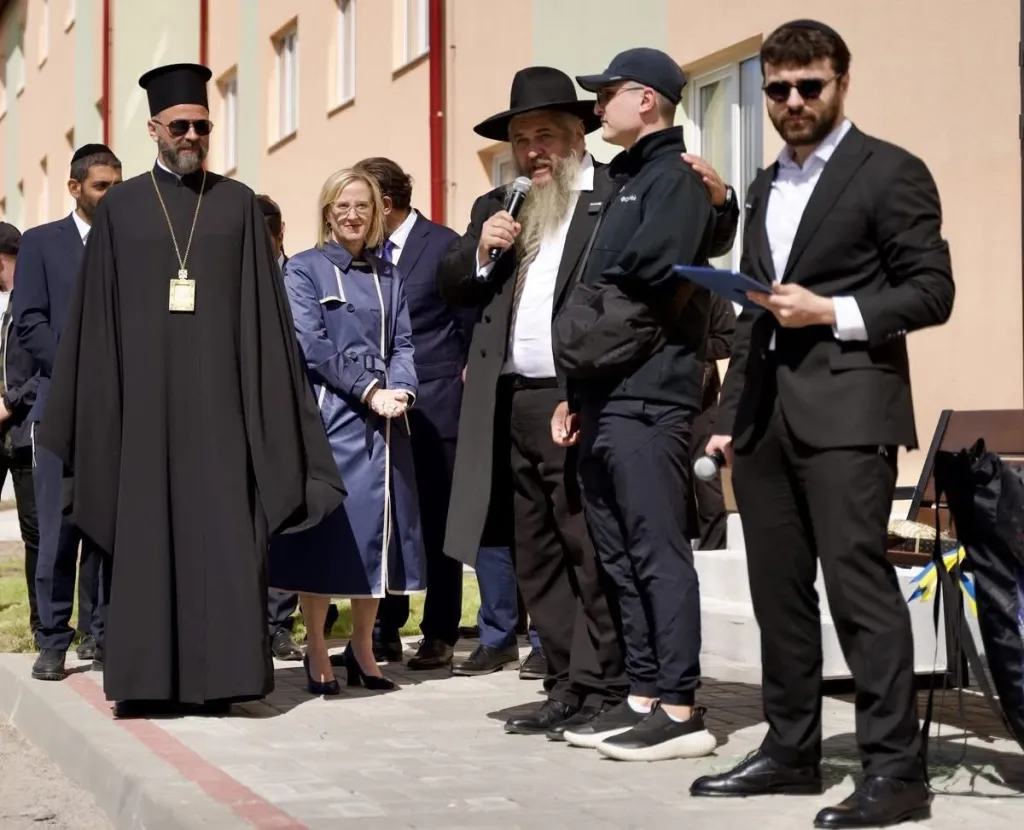 В Анатевці відкрили будинок для переселенців та обговорили вплив РПЦ з іноземними дипломатами