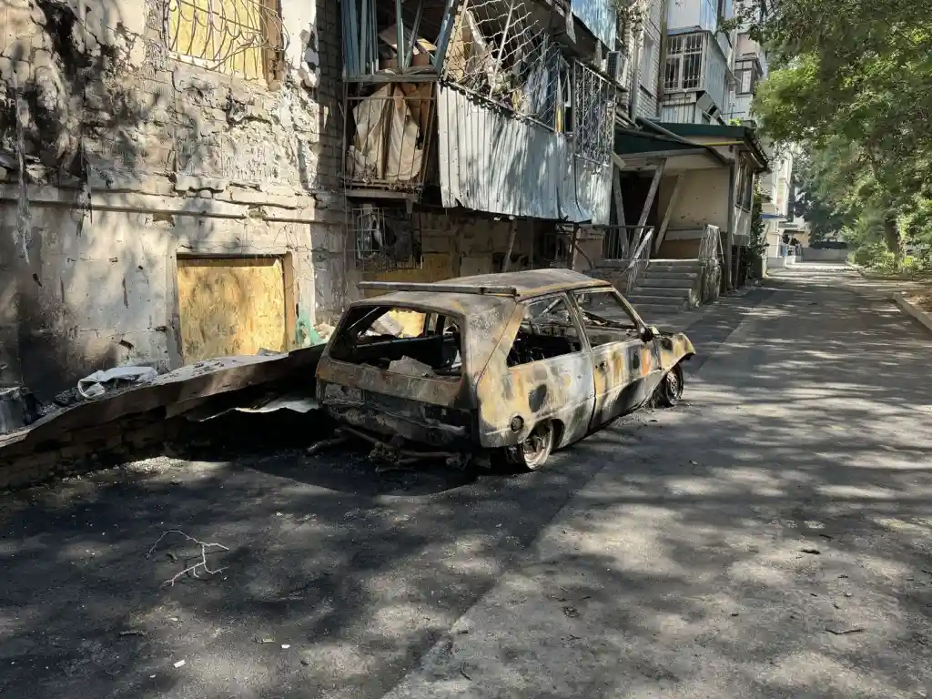 “Два страшних прильоти”: херсонці розповіли про російський обстріл Центрального району