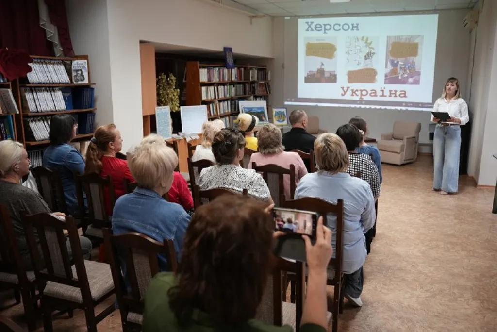 У Херсоні презентували унікальну вишиту книгу з поезіями Михайла Олійника