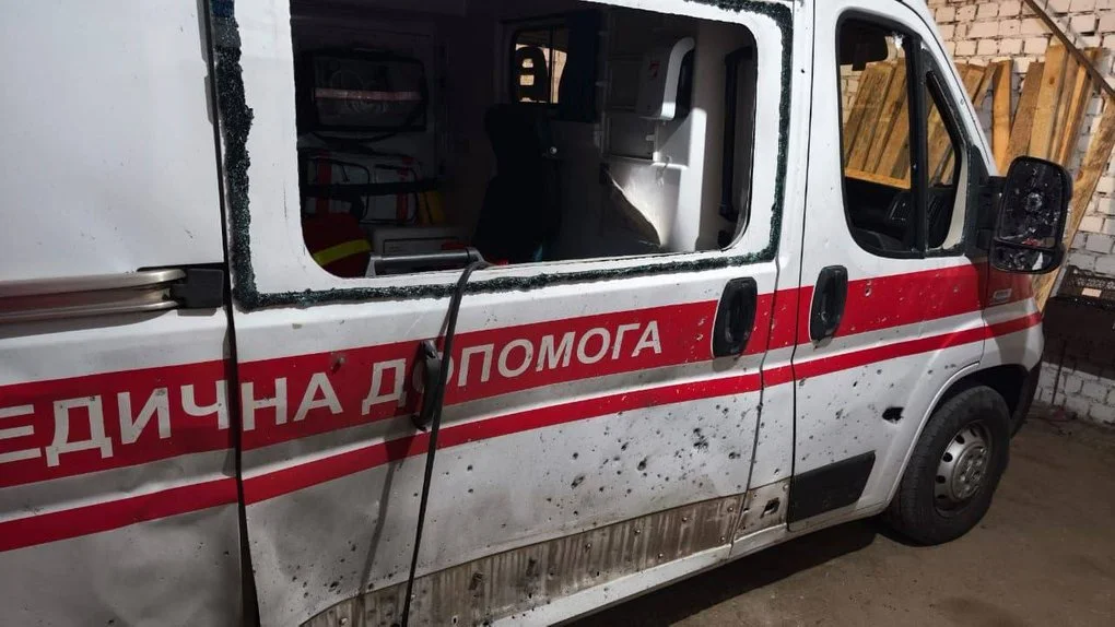 У Херсоні російський дрон вдарив по “швидкій”: постраждав водій