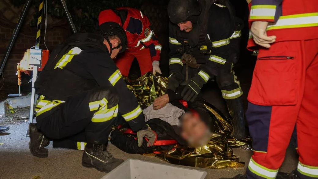 У Херсоні рятувальники дістали чоловіка, який впав у колодязь і знепритомнів