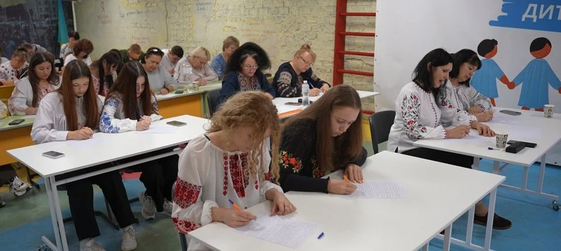 «Треба жити!» — як на Херсонщині писали Радіодиктант національної єдності 2025 року
