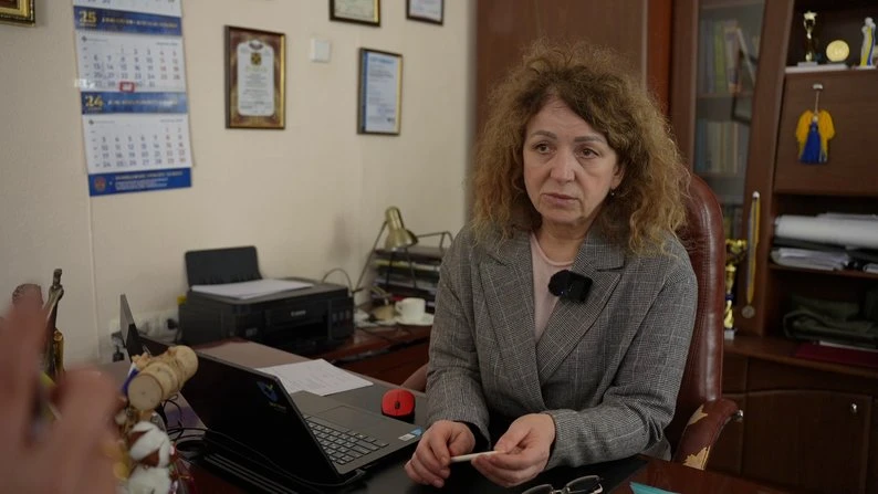 “Все сталося миттєво. Добре, що дитини не було поруч”: очевидці розповіли про російський обстріл лікарні у Херсоні