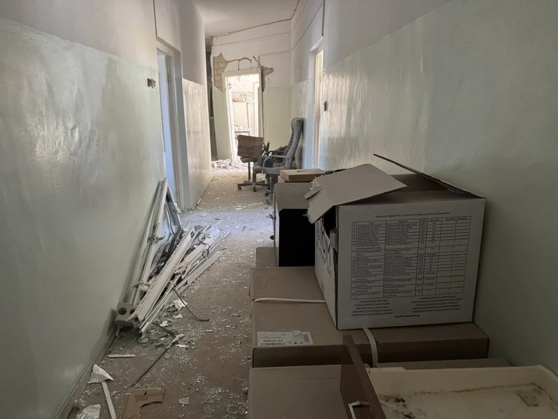 “Все сталося миттєво. Добре, що дитини не було поруч”: очевидці розповіли про російський обстріл лікарні у Херсоні