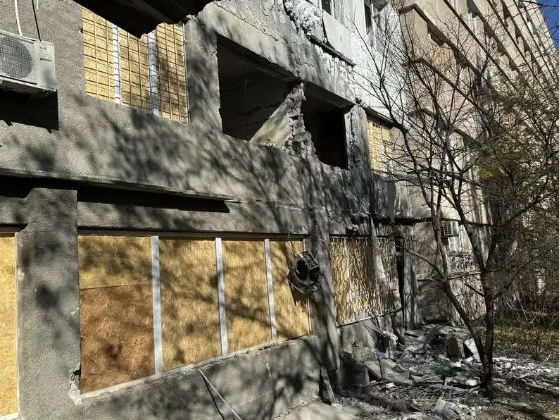 “Все сталося миттєво. Добре, що дитини не було поруч”: очевидці розповіли про російський обстріл лікарні у Херсоні