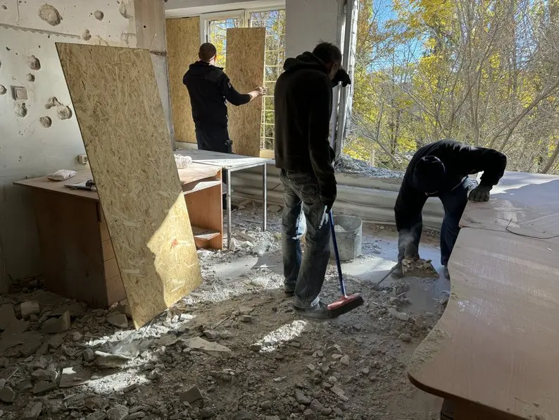 “Все сталося миттєво. Добре, що дитини не було поруч”: очевидці розповіли про російський обстріл лікарні у Херсоні