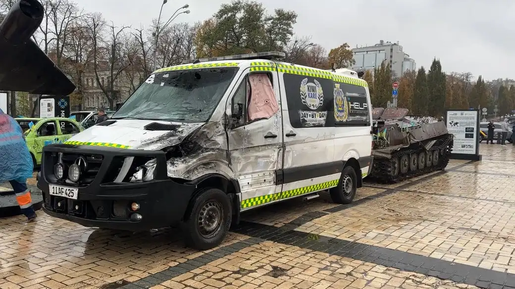 У Києві показали понівечену автівку волонтерів з Херсонщини, яку атакував російський дрон
