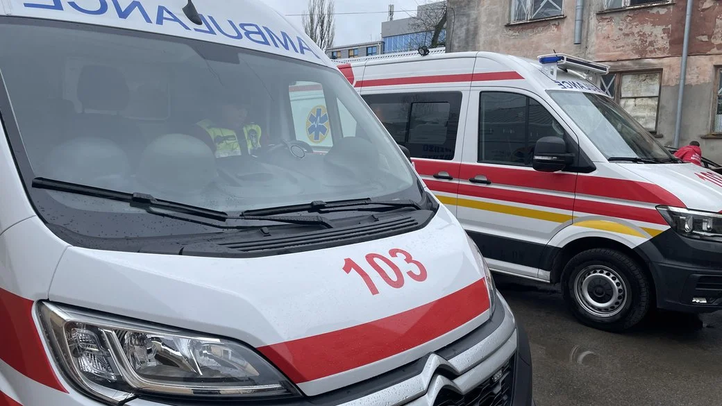 У Дніпровському районі Херсона дві карети “швидкої” підірвалися на мінах “пелюстка”