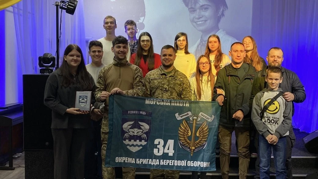 Херсонські школярі передали військовим нагороду за свій фільм про війну