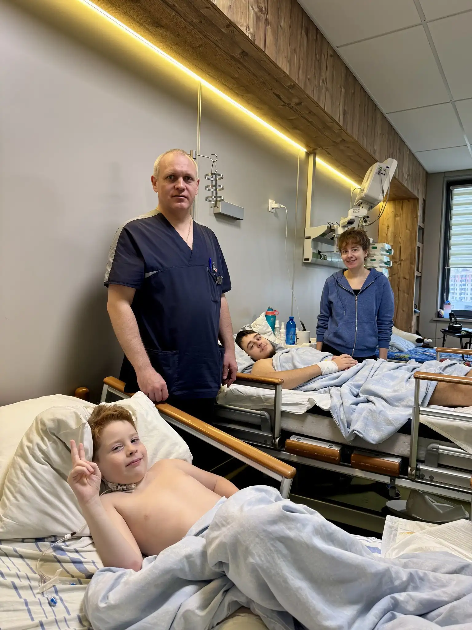 У Києві врятували двох братів з Херсона, поранених після танкового удару У Києві врятували двох братів з Херсона, поранених після танкового удару