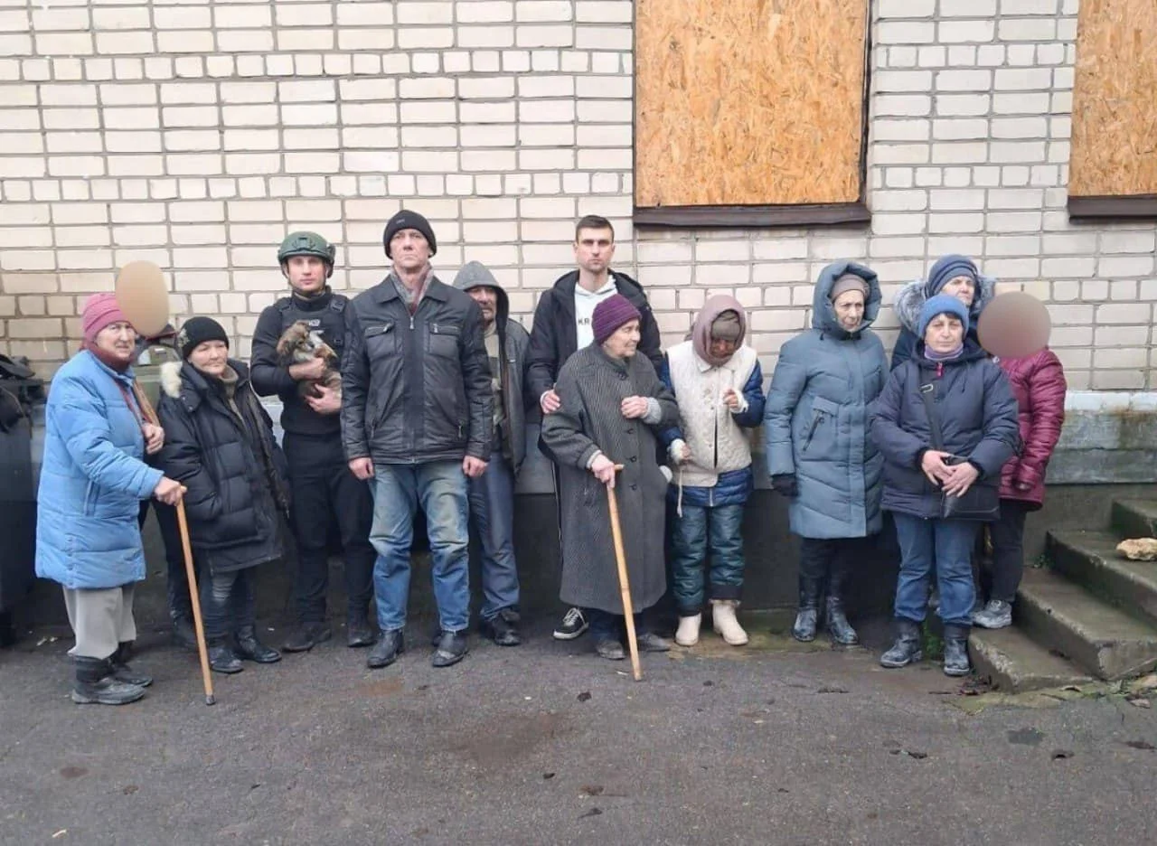Евакуація під обстрілами: з Берислава вивезли 11 мешканців, двоє потребували негайної допомоги