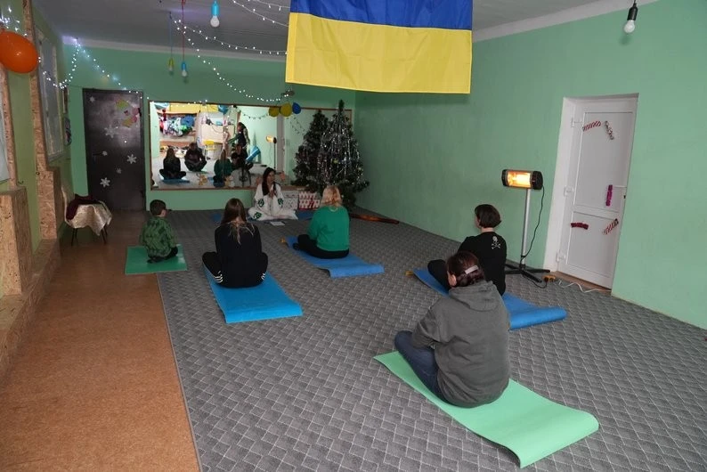 Тиша, дихання і підтримка: у Херсоні безкоштовно займаються йогою в безпечному просторі