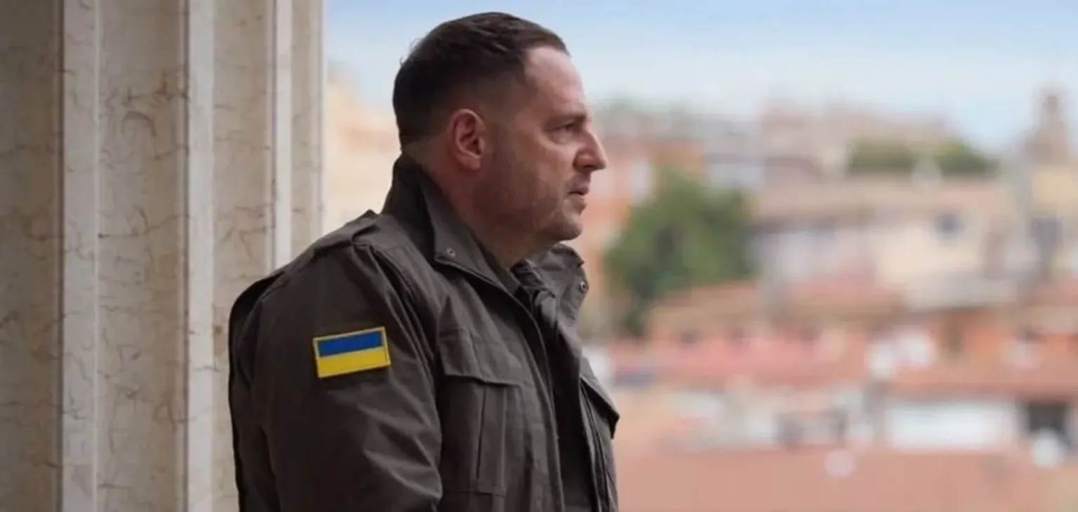 Єрмак поза РНБО і Ставкою: Зеленський підписав укази, а в медіа заговорили про можливий виїзд