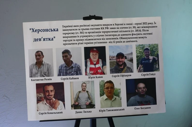 Малюнки з-за ґрат: у Херсоні показали мистецтво цивільних, ув’язнених Росією