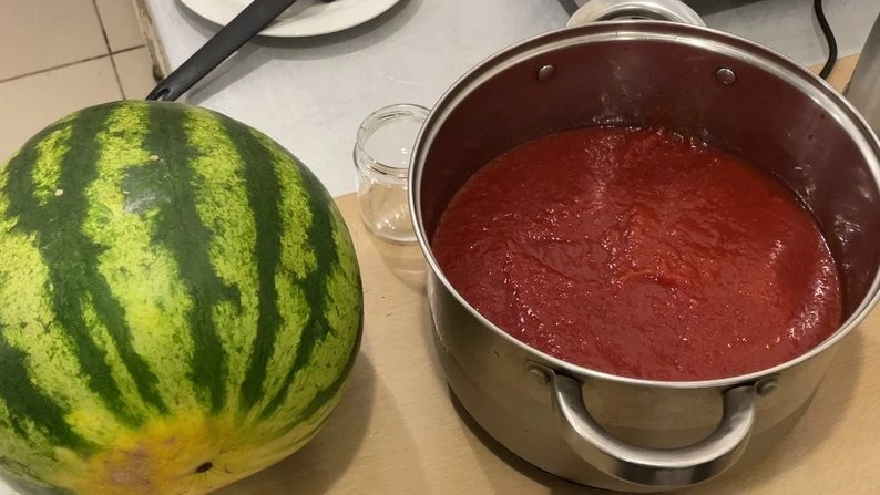 Херсонський кавун поза сезоном: як символ регіону живе у стравах, спогадах і творчості