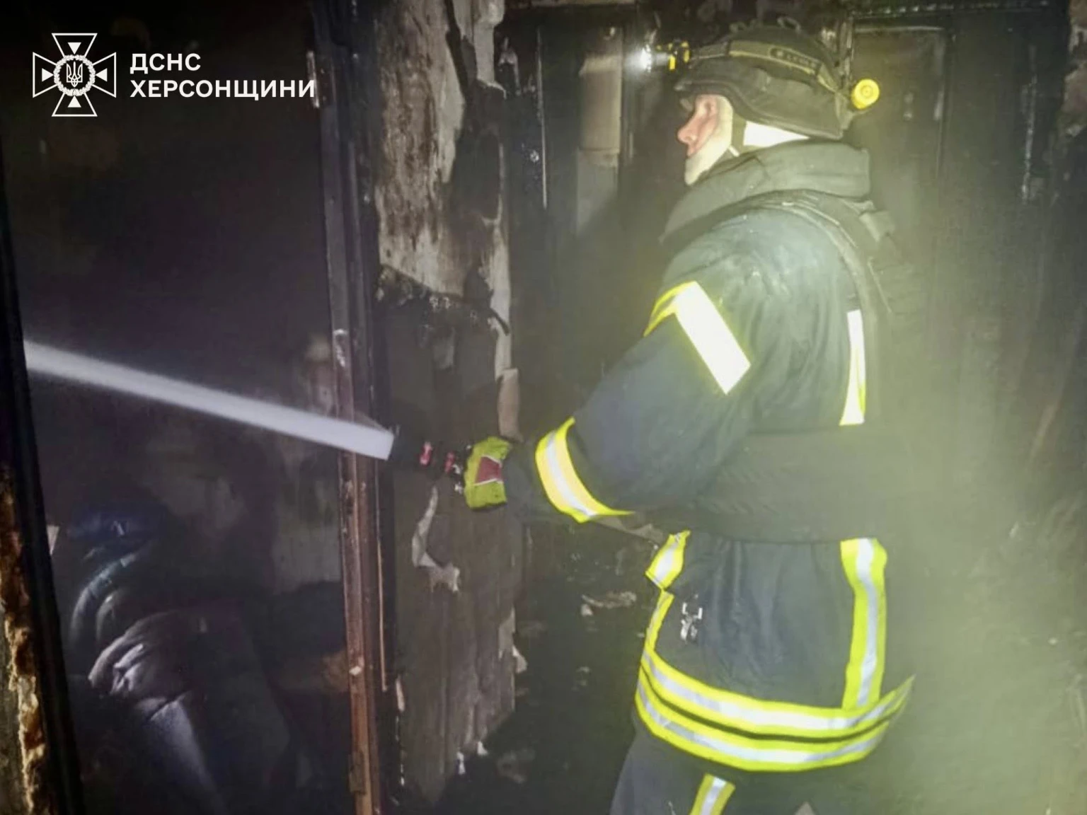 Ранковий обстріл Херсона: вогонь охопив квартиру у багатоповерхівці