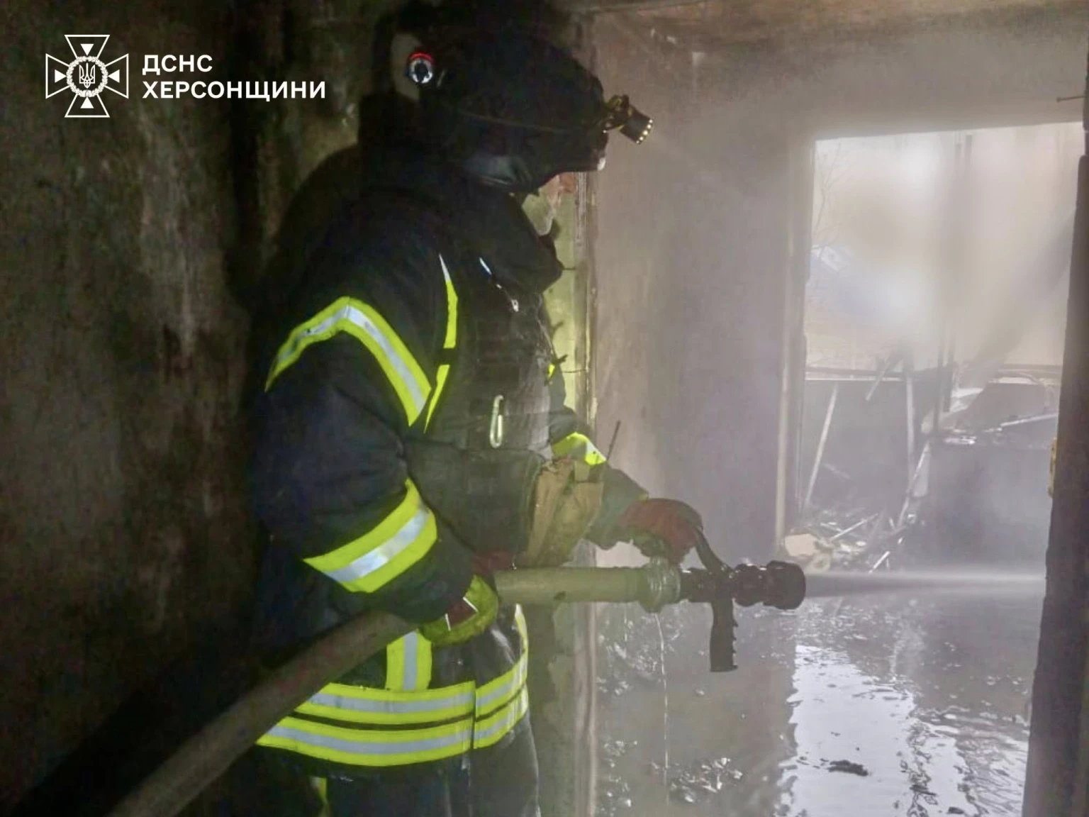 Ранковий обстріл Херсона: вогонь охопив квартиру у багатоповерхівці