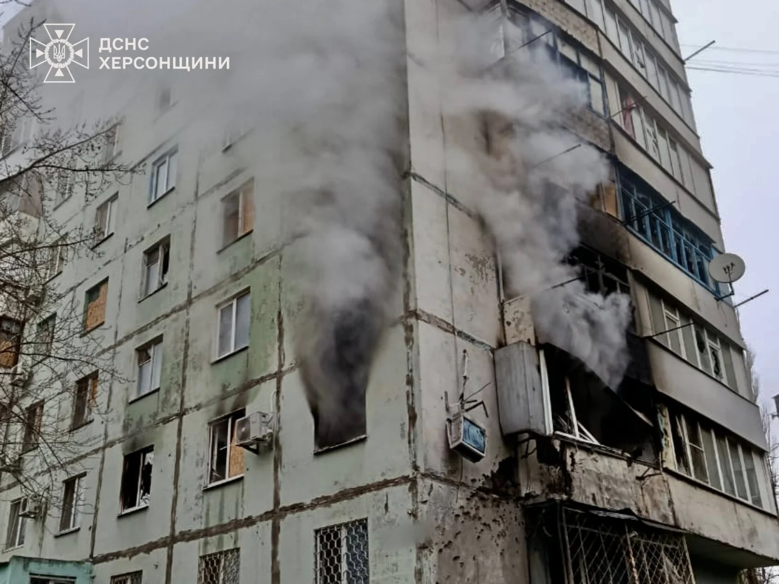 Ранковий обстріл Херсона: вогонь охопив квартиру у багатоповерхівці