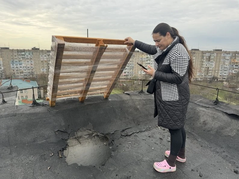 Обстріл у Херсоні: снаряд пробив дах будинку та залив квартири водою