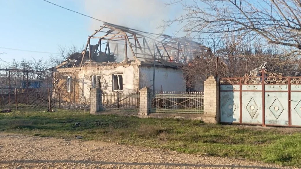 Обстріл у Херсоні: снаряд пробив дах будинку та залив квартири водою