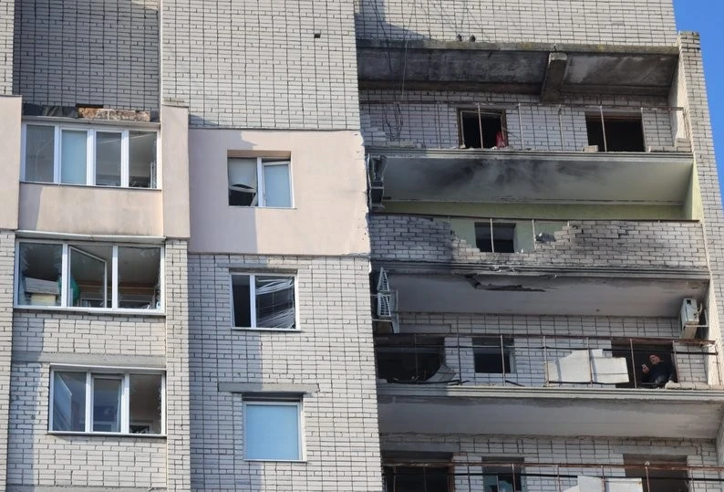 Дрон серед дня: у центрі Херсона пошкоджено багатоповерхівку