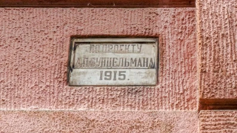 Історична втрата у Херсоні: готель із янголами згорів під час обстрілу