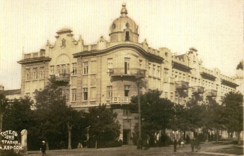 Історична втрата у Херсоні: готель із янголами згорів під час обстрілу