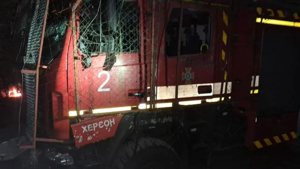 Удар під час ліквідації пожежі: у Херсоні дрон пошкодив техніку рятувальників