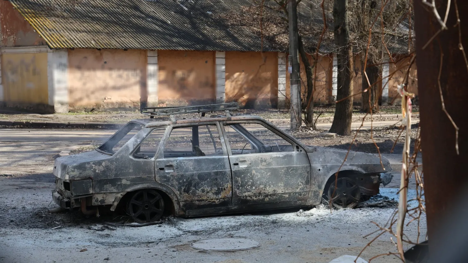 Дрон по цивільному авто: у Херсоні поранені двоє мешканців