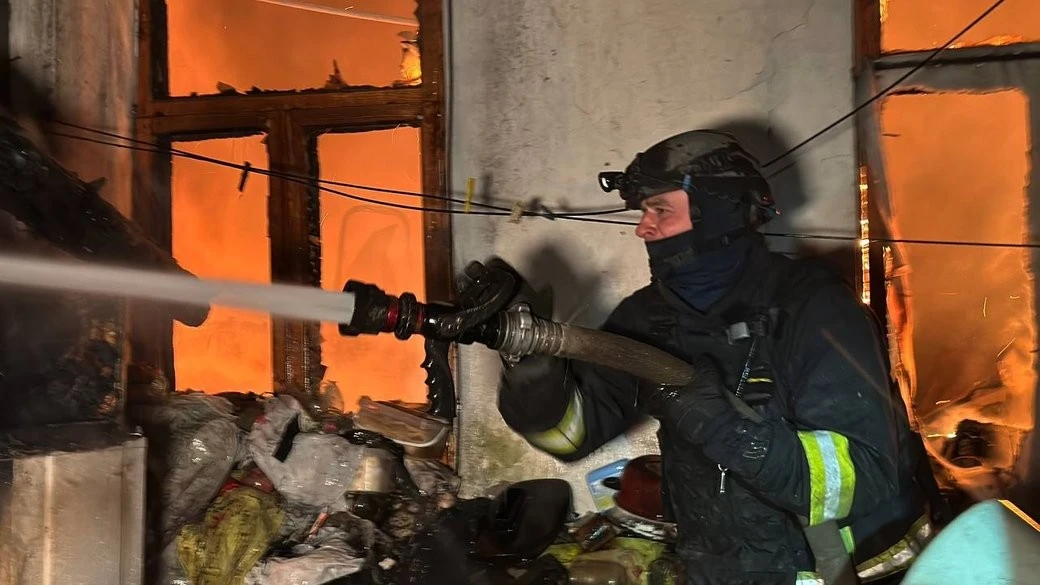 У Херсоні після вечірнього обстрілу спалахнула пожежа: рятувальники витягли жінку з охопленого вогнем будинку