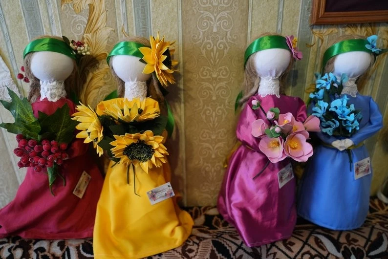 Майстриня з Херсонщини зберігає традиції: понад 180 рушників і колекції ляльок-мотанок