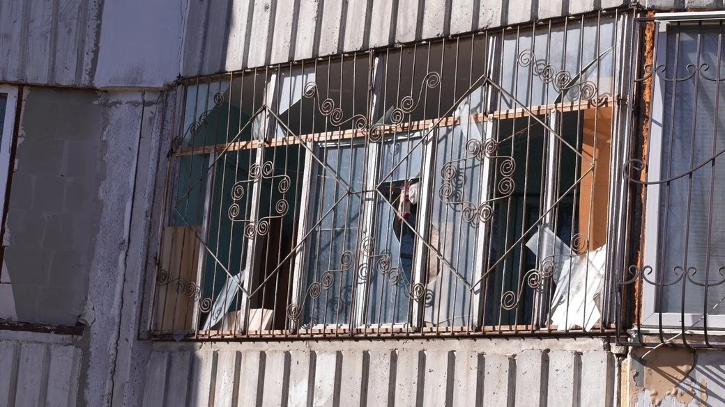 Під обстрілом у Херсоні поранена літня жінка – снаряд влучив у житловий будинок