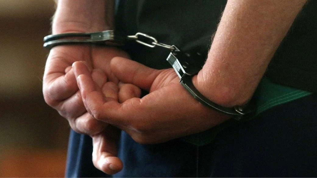Підпал авто військового і зброя вдома: на Херсонщині затриманого взяли під варту