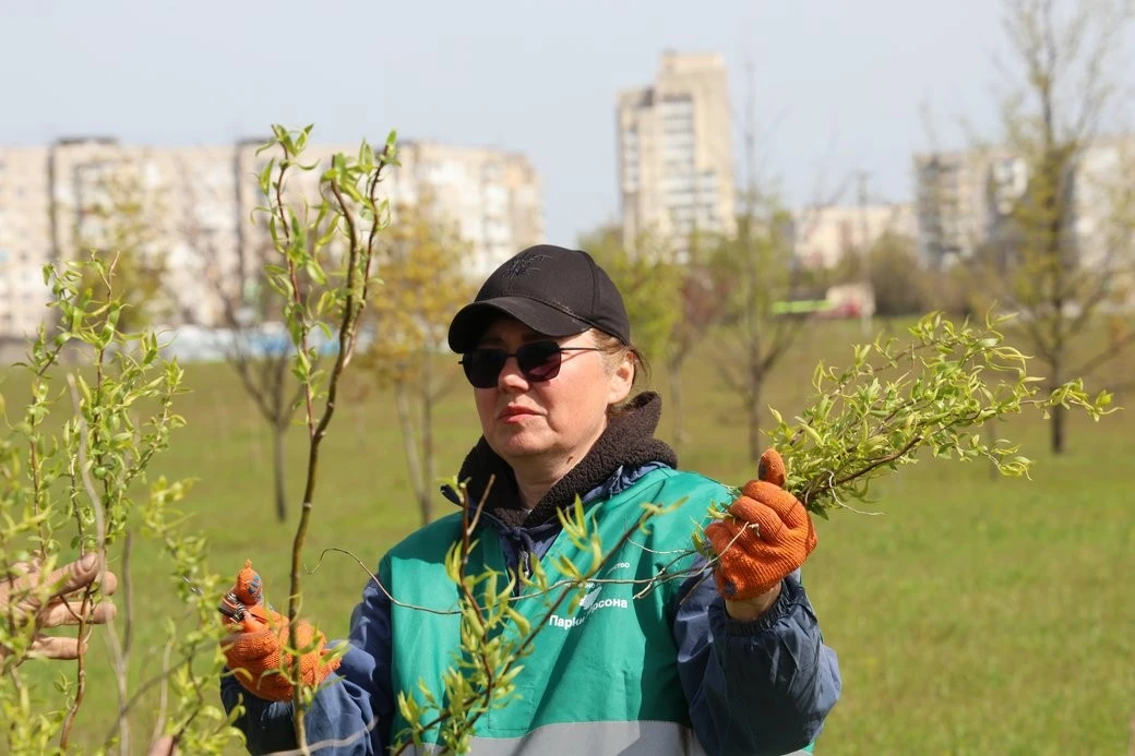 Під обстрілами, але з надією на врожай: у Херсоні вирощують новий фруктовий парк