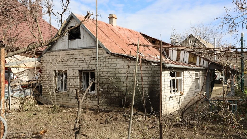Черговий обстріл Херсона: у Корабельному районі постраждав містянин