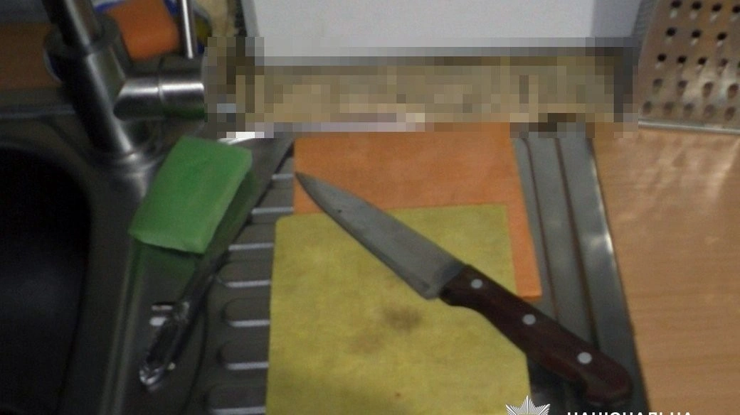 Сімейний конфлікт з ножем: у Херсоні затримали чоловіка за спробу вбити рідного брата