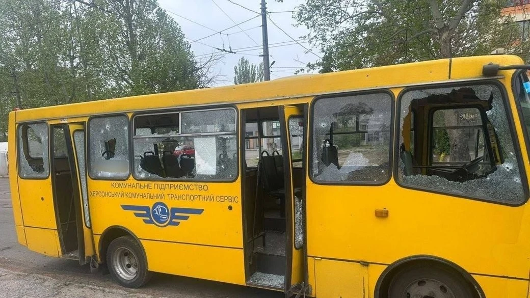 У Херсоні ворожий БпЛА поцілив у маршрутку: шестеро постраждалих