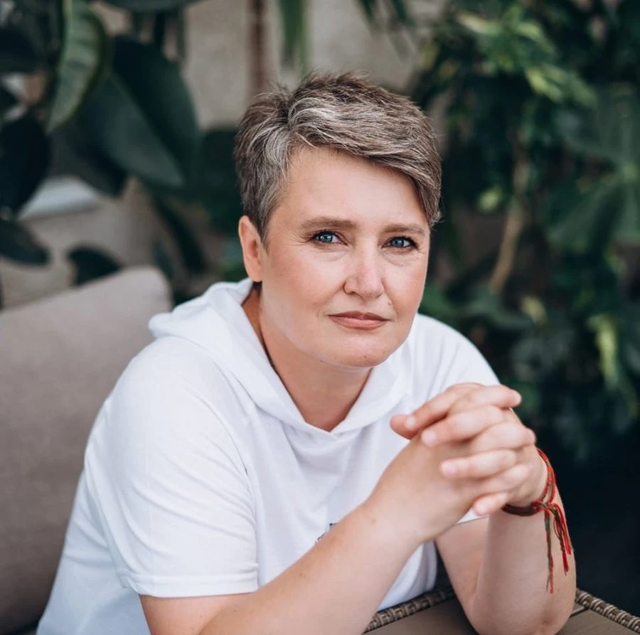 Рятувала людей з окупації та пережила катівню: у Херсоні ворожий снаряд тяжко поранив відому волонтерку