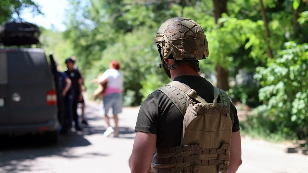 Порятунок під обстрілами: як волонтери та правоохоронці вивезли родину з прифронтового Херсона