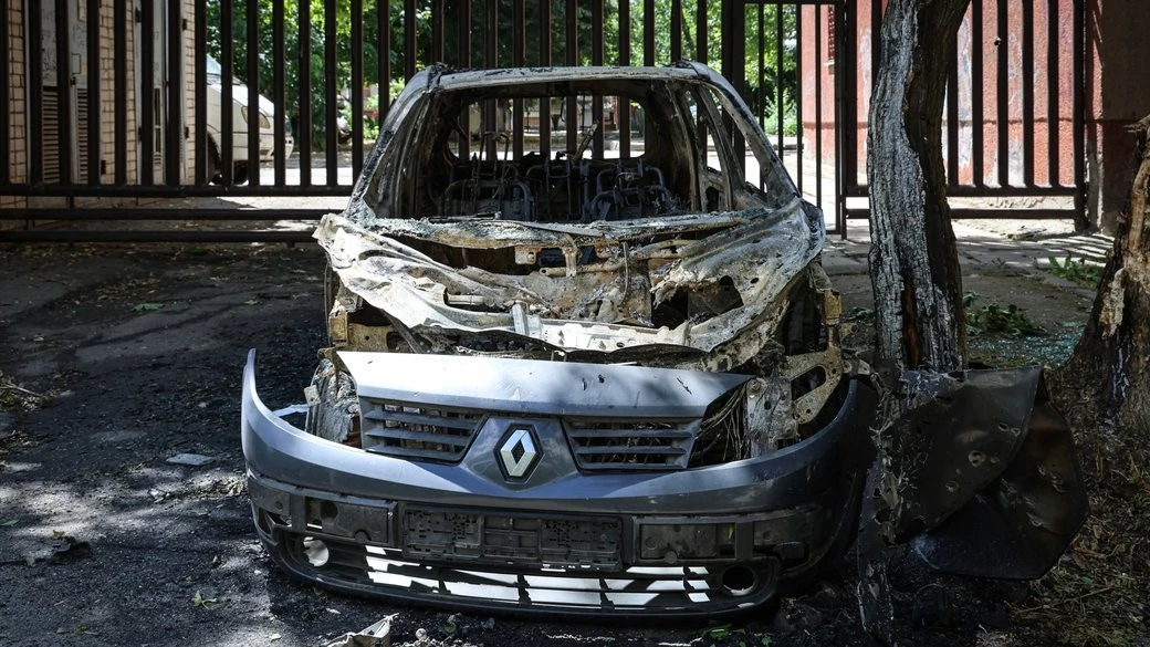 Російський дрон атакував автомобіль біля Херсона: є двоє поранених