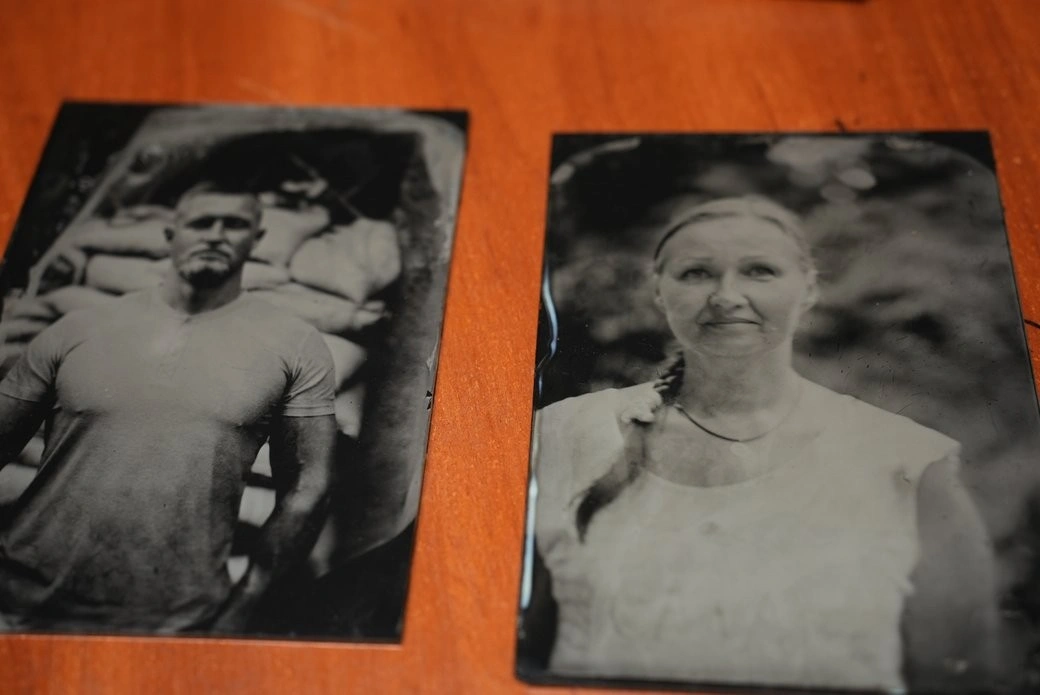 Столітня техніка проти цифри: як харківський фотограф карбує портрети жителів Херсона на склі